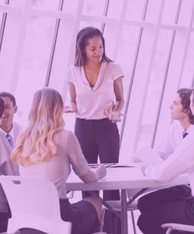Groupe de personnes autour d'un bureau
