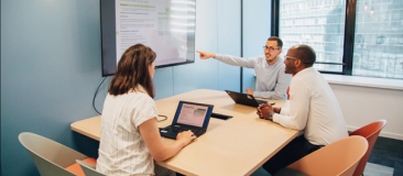 3 personnes qui travaillent